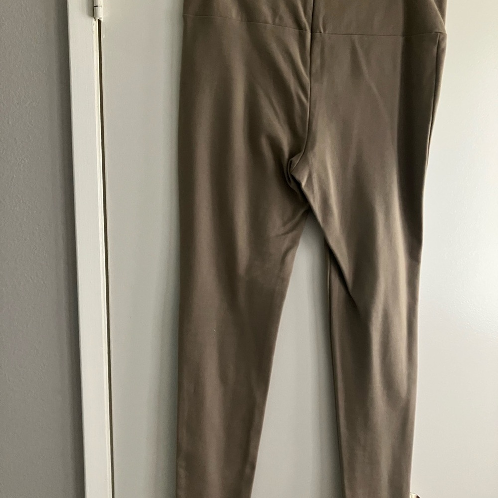 Stylish Mink Back Zipper Pants/Leggings. NWT
Size Large